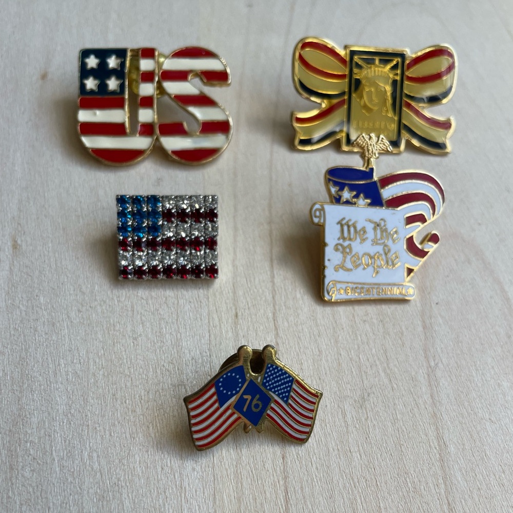 Patriotic bicentennial and pin set, vintage & collectible items